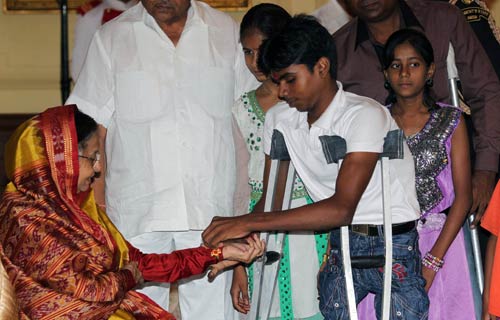 बच्‍चों संग पीएम और राष्‍ट्रपति ने मनाई राखी