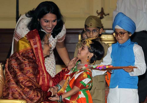 बच्‍चों संग पीएम और राष्‍ट्रपति ने मनाई राखी