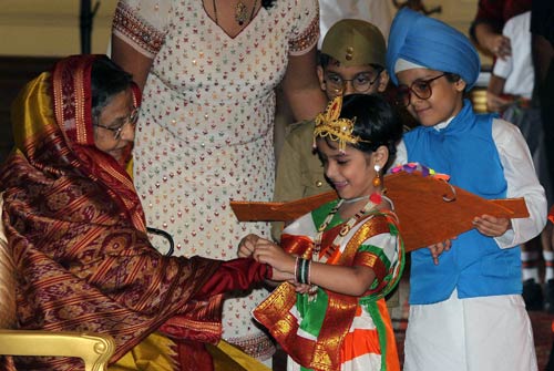 बच्‍चों संग पीएम और राष्‍ट्रपति ने मनाई राखी