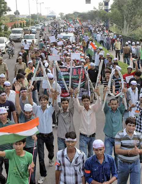 रामलीला मैदान में उमड़ा जनसैलाब... | हर ओर अन्‍ना...