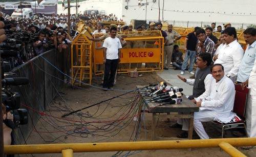 अन्‍ना के अनशन को युवा समर्थन...| अलबेले समर्थक