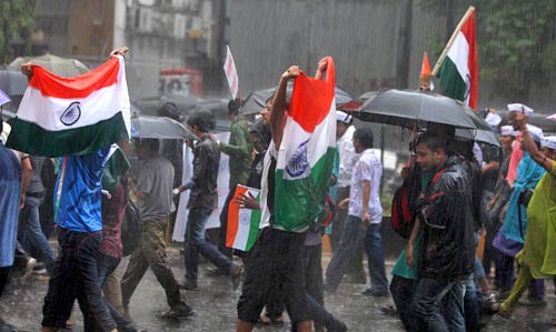 दिल में अन्ना, हर हाथ में तिरंगा | उमड़ा जनसैलाब