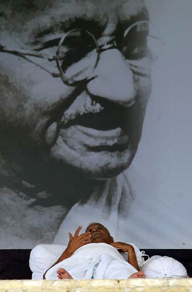 अन्‍ना के अनशन को युवा समर्थन...| अलबेले समर्थक