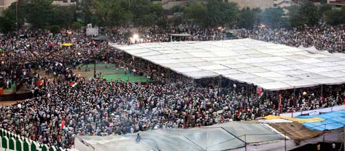 रामलीला मैदान में उमड़ा जनसैलाब... | हर ओर अन्‍ना...