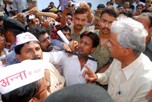 रामलीला मैदान में उमड़ा जनसैलाब... | हर ओर अन्‍ना...