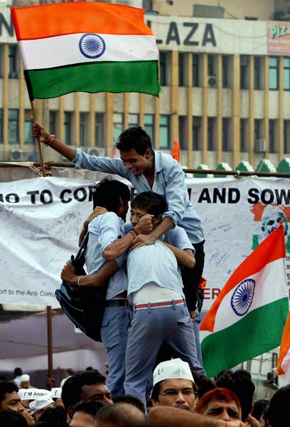 अन्‍ना के अनशन को युवा समर्थन...| अलबेले समर्थक