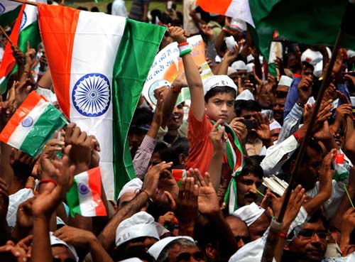 दिल में अन्ना, हर हाथ में तिरंगा | उमड़ा जनसैलाब