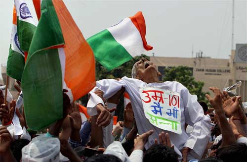 रामलीला मैदान में उमड़ा जनसैलाब... | हर ओर अन्‍ना...