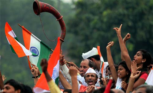 अन्‍ना के अनशन को युवा समर्थन...| अलबेले समर्थक