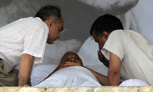 अन्‍ना के अनशन को युवा समर्थन...| अलबेले समर्थक