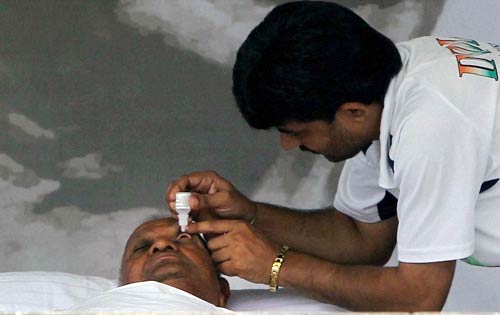 अन्‍ना के अनशन को युवा समर्थन...| अलबेले समर्थक