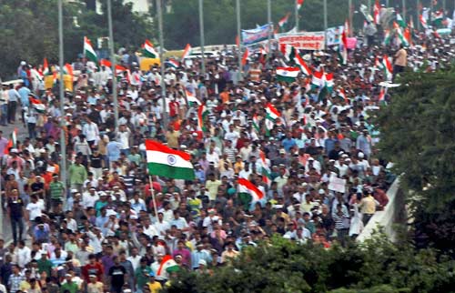 रामलीला मैदान में उमड़ा जनसैलाब... | हर ओर अन्‍ना...