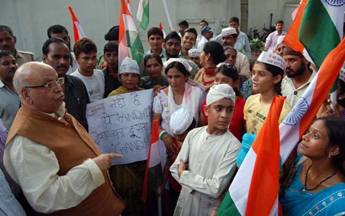 रामलीला मैदान में उमड़ा जनसैलाब... | हर ओर अन्‍ना...