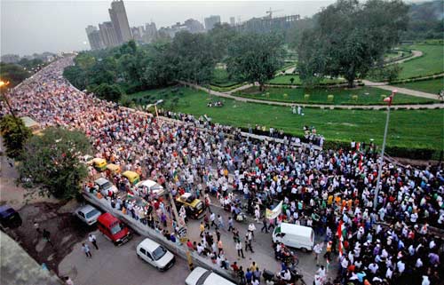 रामलीला मैदान में उमड़ा जनसैलाब... | हर ओर अन्‍ना...