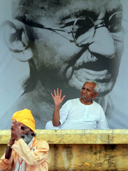 अन्‍ना के अनशन को युवा समर्थन...| अलबेले समर्थक