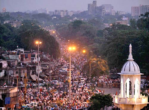 रामलीला मैदान में उमड़ा जनसैलाब... | हर ओर अन्‍ना...