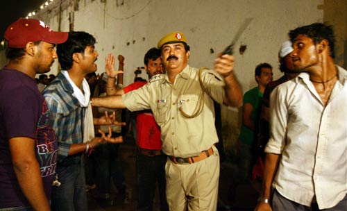 अन्‍ना के अनशन को युवा समर्थन...| अलबेले समर्थक