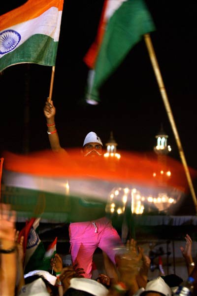 अन्‍ना के अनशन को युवा समर्थन...| अलबेले समर्थक