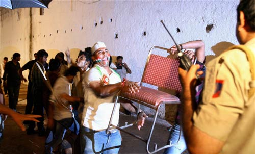 अन्‍ना के अनशन को युवा समर्थन...| अलबेले समर्थक