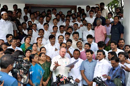 रामलीला मैदान में उमड़ा जनसैलाब... | हर ओर अन्‍ना...