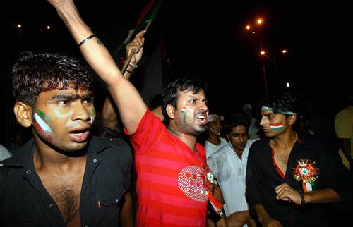 अन्‍ना के अनशन को युवा समर्थन...| अलबेले समर्थक