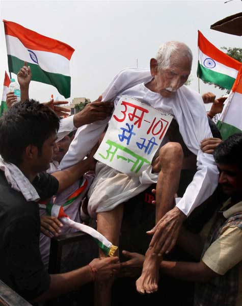 अन्‍ना के आंदोलन में कैसे-कैसे नारे... | फोटो: अलबेले समर्थक