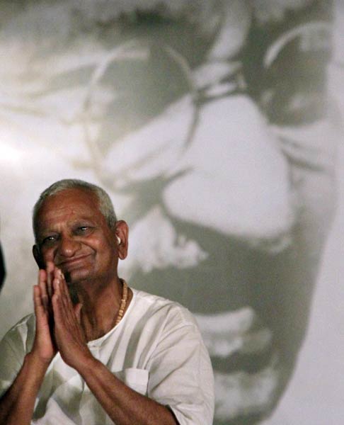 अन्‍ना के अनशन को युवा समर्थन...| अलबेले समर्थक