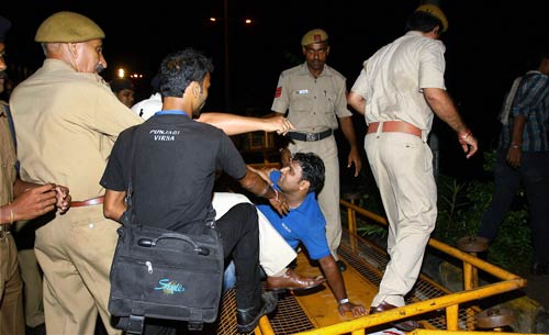 अन्‍ना के अनशन को युवा समर्थन...| अलबेले समर्थक