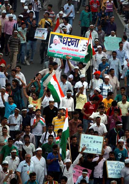 रामलीला मैदान में उमड़ा जनसैलाब... | हर ओर अन्‍ना...