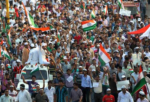 रामलीला मैदान में उमड़ा जनसैलाब... | हर ओर अन्‍ना...