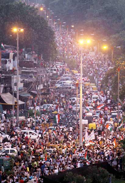 रामलीला मैदान में उमड़ा जनसैलाब... | हर ओर अन्‍ना...