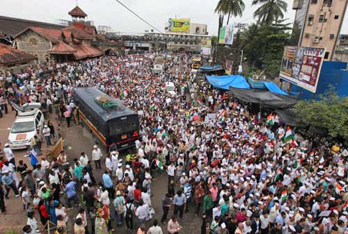 रामलीला मैदान में उमड़ा जनसैलाब... | हर ओर अन्‍ना...