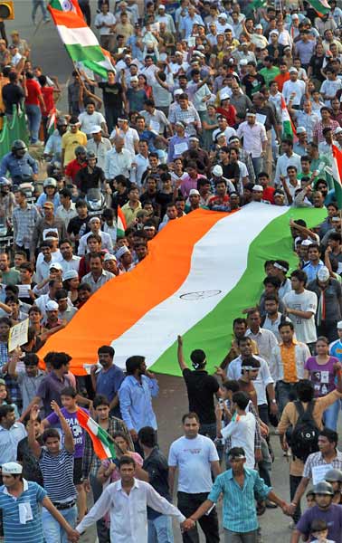 दिल में अन्ना, हर हाथ में तिरंगा | उमड़ा जनसैलाब