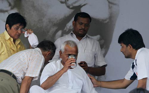 अन्‍ना के अनशन को युवा समर्थन...| अलबेले समर्थक