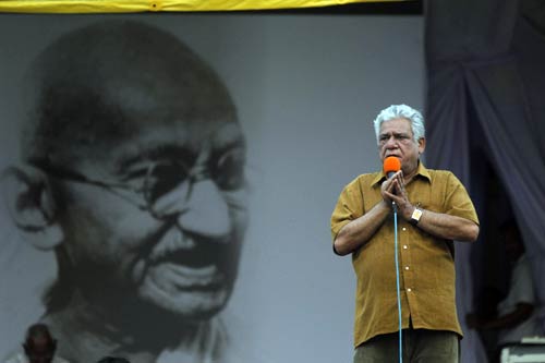 अन्‍ना के अनशन को युवा समर्थन...| अलबेले समर्थक