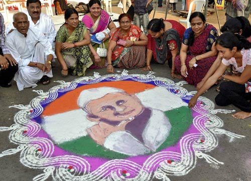 रामलीला मैदान में उमड़ा जनसैलाब... | हर ओर अन्‍ना...