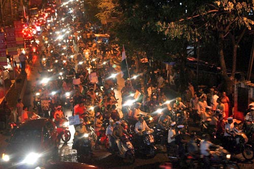 रामलीला मैदान में उमड़ा जनसैलाब... | हर ओर अन्‍ना...