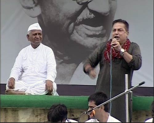 रामलीला मैदान में अन्‍ना 'लीला' । अन्ना के अलबेले समर्थक...