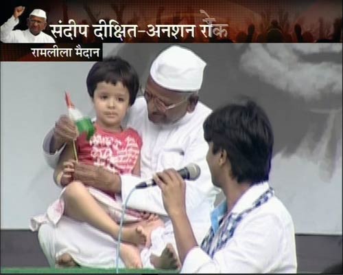 रामलीला मैदान में अन्‍ना 'लीला' । अन्ना के अलबेले समर्थक...