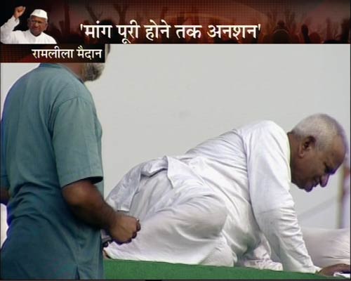 रामलीला मैदान में अन्‍ना 'लीला' । अन्ना के अलबेले समर्थक...