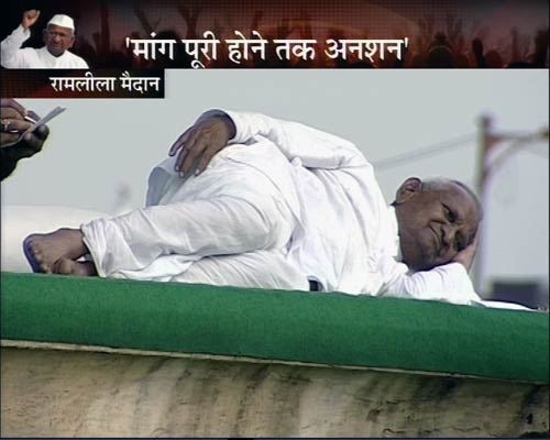 रामलीला मैदान में अन्‍ना 'लीला' । अन्ना के अलबेले समर्थक...