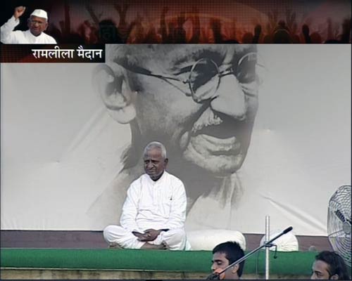 रामलीला मैदान में अन्‍ना 'लीला' । अन्ना के अलबेले समर्थक...