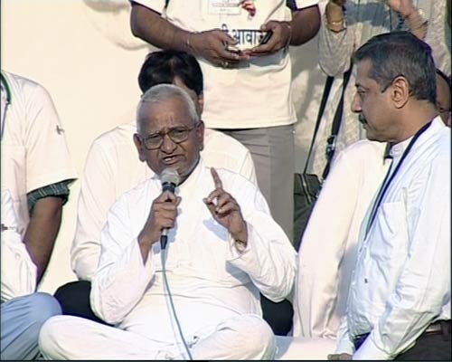 रामलीला मैदान में अन्‍ना 'लीला' । अन्ना के अलबेले समर्थक...