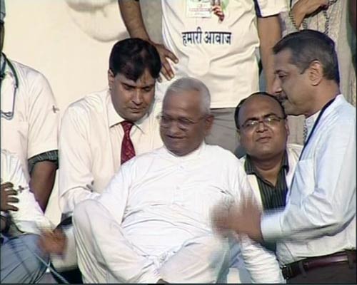 रामलीला मैदान में अन्‍ना 'लीला' । अन्ना के अलबेले समर्थक...