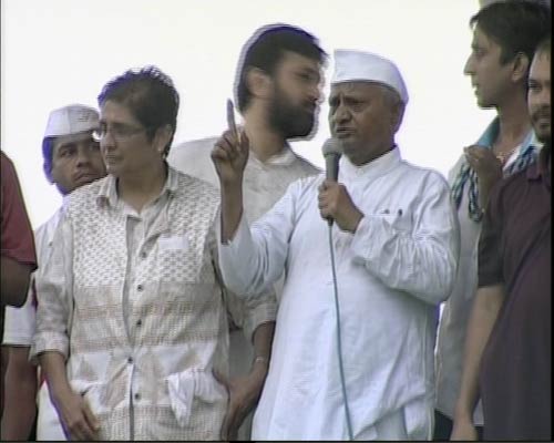 रामलीला मैदान में अन्‍ना 'लीला' । अन्ना के अलबेले समर्थक...