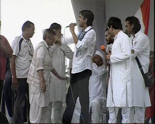 रामलीला मैदान में अन्‍ना 'लीला' । अन्ना के अलबेले समर्थक...