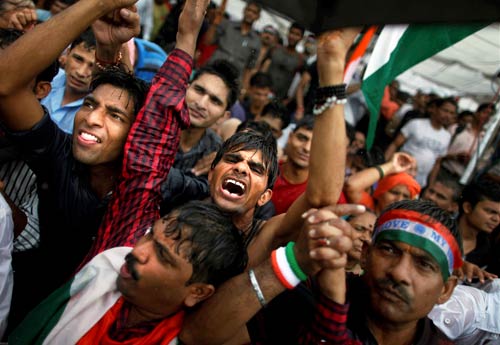 रामलीला मैदान में अन्‍ना 'लीला' । अन्ना के अलबेले समर्थक...