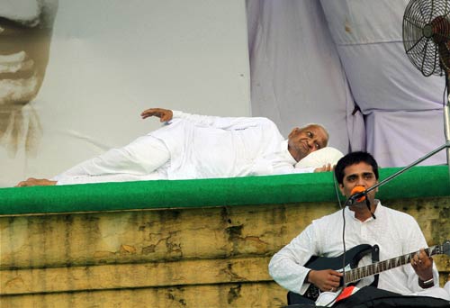 रामलीला मैदान में अन्‍ना 'लीला' । अन्ना के अलबेले समर्थक...