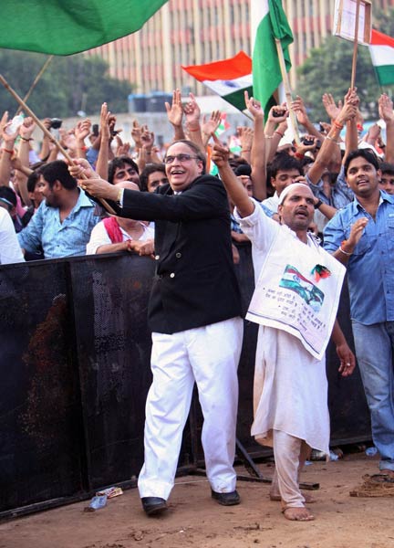 रामलीला मैदान में अन्‍ना 'लीला' । अन्ना के अलबेले समर्थक...