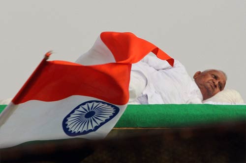 दिल में अन्ना, हर हाथ में तिरंगा | उमड़ा जनसैलाब